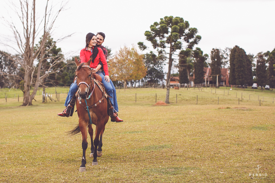casal se olhando fazendo fotos com cavalos na chacara capela das graças em araucaria parana ensaio com os fotografos persio photo art