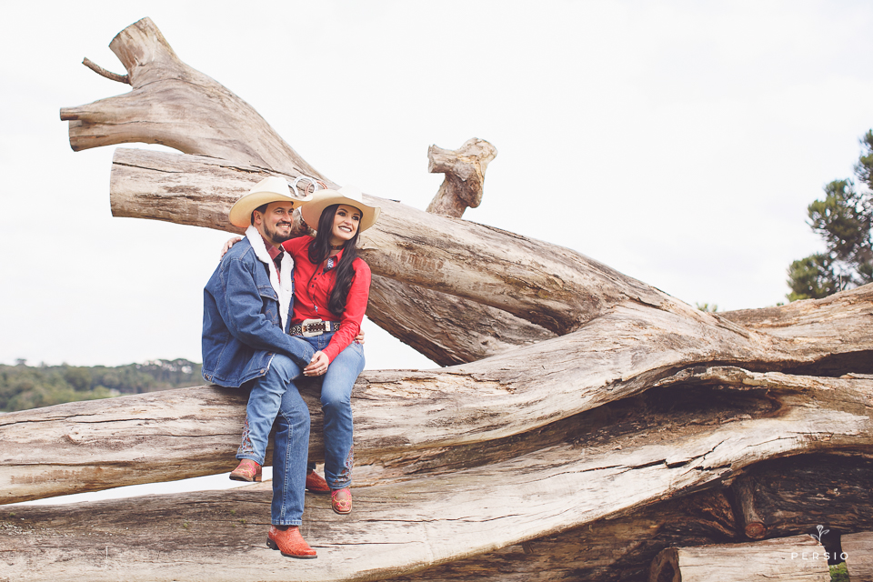 casal se olhando fazendo fotos com cavalos na chacara capela das graças em araucaria parana ensaio com os fotografos persio photo art