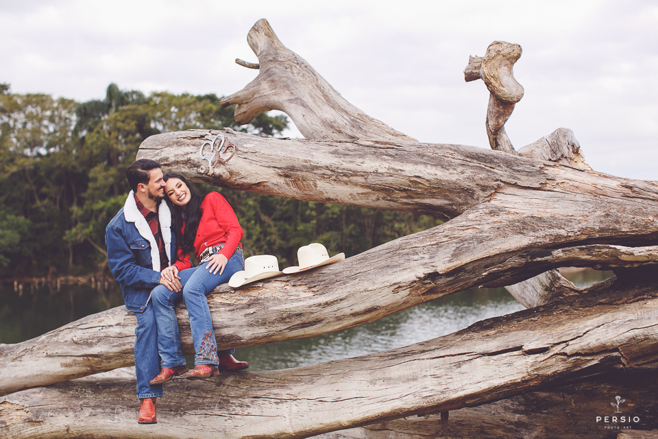 casal se olhando fazendo fotos com cavalos na chacara capela das graças em araucaria parana ensaio com os fotografos persio photo art