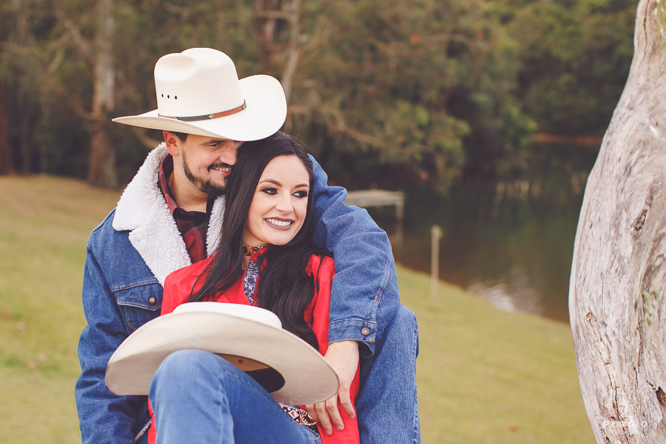 casal se olhando fazendo fotos com cavalos na chacara capela das graças em araucaria parana ensaio com os fotografos persio photo art