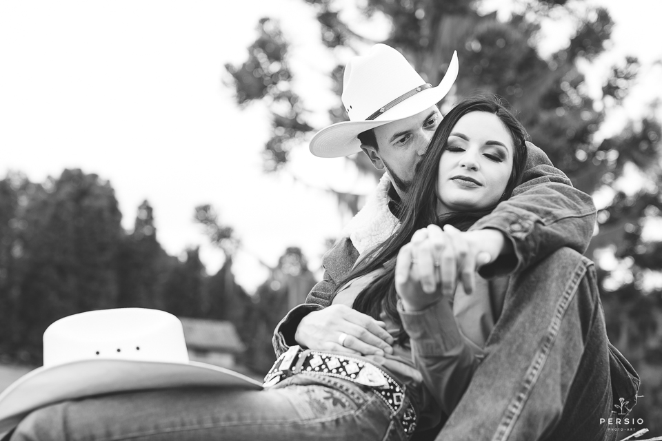 casal se olhando fazendo fotos com cavalos na chacara capela das graças em araucaria parana ensaio com os fotografos persio photo art