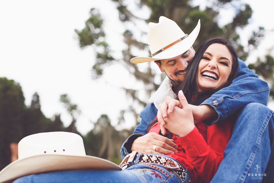 casal se olhando fazendo fotos com cavalos na chacara capela das graças em araucaria parana ensaio com os fotografos persio photo art