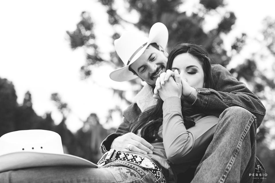 casal se olhando fazendo fotos com cavalos na chacara capela das graças em araucaria parana ensaio com os fotografos persio photo art