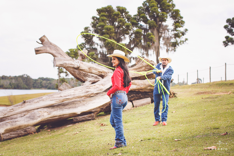 casal se olhando fazendo fotos com cavalos na chacara capela das graças em araucaria parana ensaio com os fotografos persio photo art
