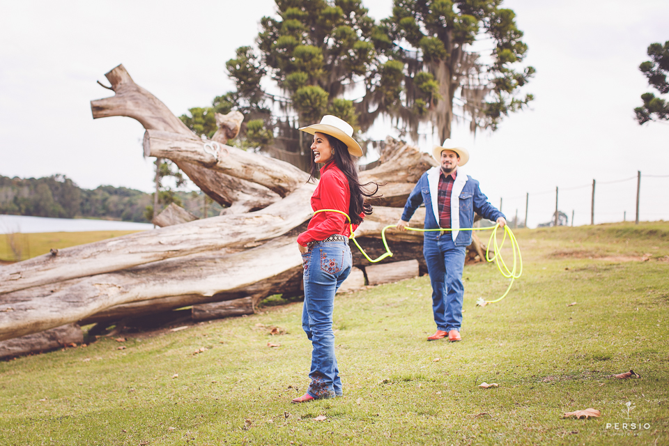 casal se olhando fazendo fotos com cavalos na chacara capela das graças em araucaria parana ensaio com os fotografos persio photo art