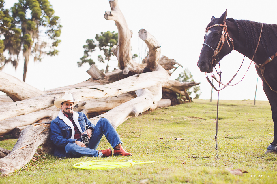 casal se olhando fazendo fotos com cavalos na chacara capela das graças em araucaria parana ensaio com os fotografos persio photo art