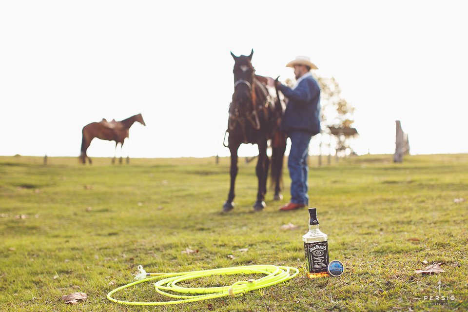 casal se olhando fazendo fotos com cavalos na chacara capela das graças em araucaria parana ensaio com os fotografos persio photo art