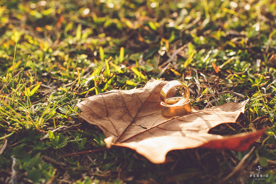 casal se olhando fazendo fotos com cavalos na chacara capela das graças em araucaria parana ensaio com os fotografos persio photo art