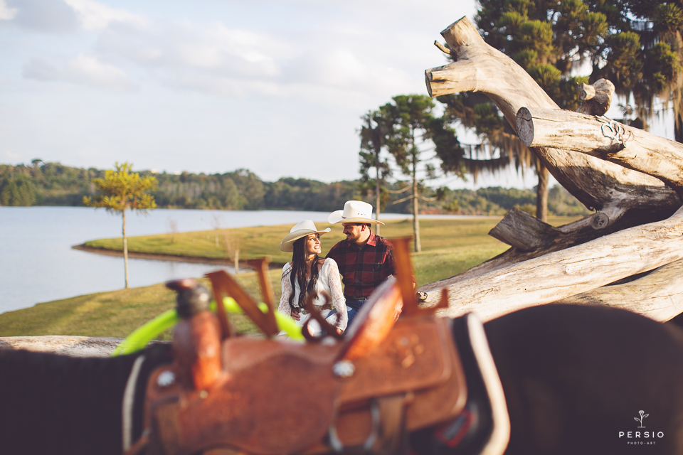 casal se olhando fazendo fotos com cavalos na chacara capela das graças em araucaria parana ensaio com os fotografos persio photo art