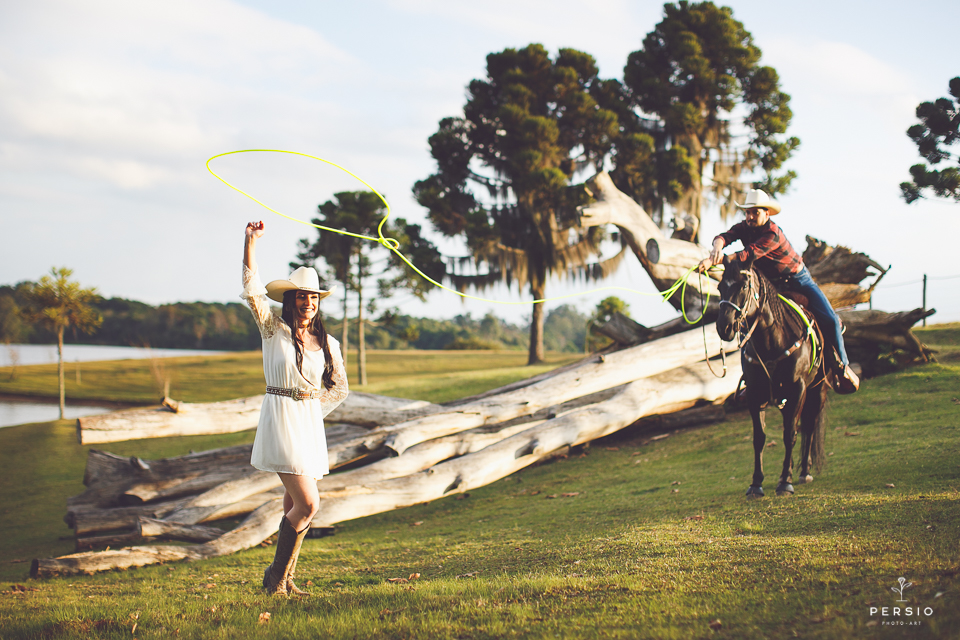 casal se olhando fazendo fotos com cavalos na chacara capela das graças em araucaria parana ensaio com os fotografos persio photo art