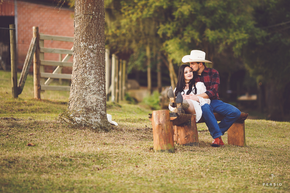 casal se olhando fazendo fotos com cavalos na chacara capela das graças em araucaria parana ensaio com os fotografos persio photo art