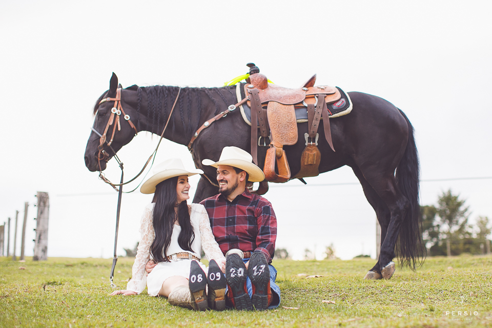 casal se olhando fazendo fotos com cavalos na chacara capela das graças em araucaria parana ensaio com os fotografos persio photo art