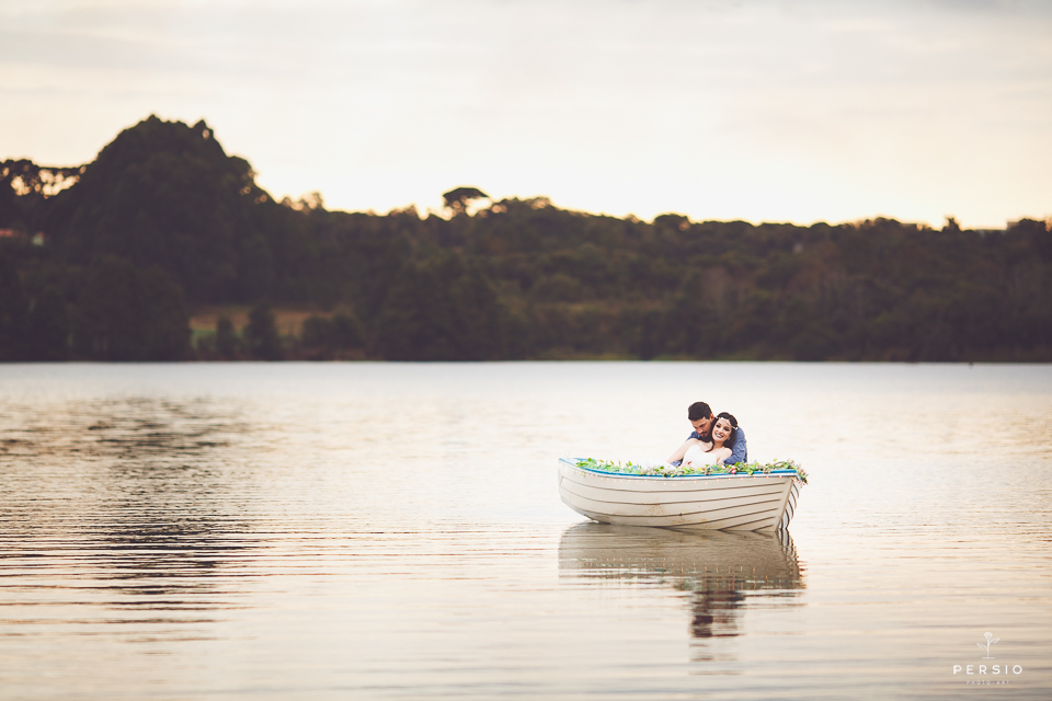 casal se olhando fazendo fotos com cavalos na chacara capela das graças em araucaria parana ensaio com os fotografos persio photo art