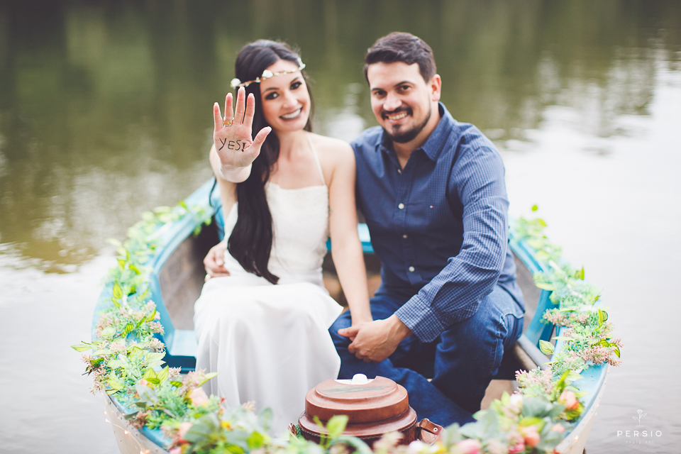 casal se olhando fazendo fotos com cavalos na chacara capela das graças em araucaria parana ensaio com os fotografos persio photo art