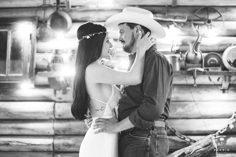 casal se olhando fazendo fotos com cavalos na chacara capela das graças em araucaria parana ensaio com os fotografos persio photo art