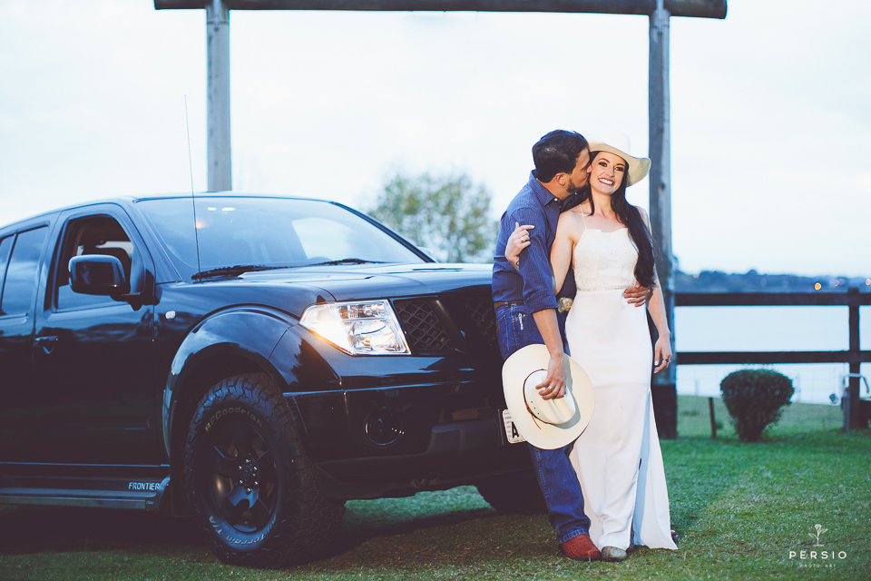 casal se olhando fazendo fotos com cavalos na chacara capela das graças em araucaria parana ensaio com os fotografos persio photo art fazendo fotos pre wedding com a nissan frontier
