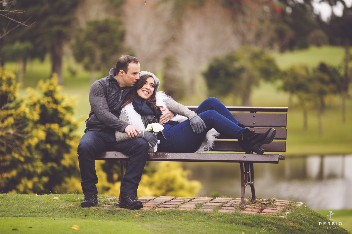 ensaio pre wedding de casal clube curitibanos sede golfe em curitiba parana por raphaela persio fotografa de casamentos e ensaios casal apaixonado deitado no banco