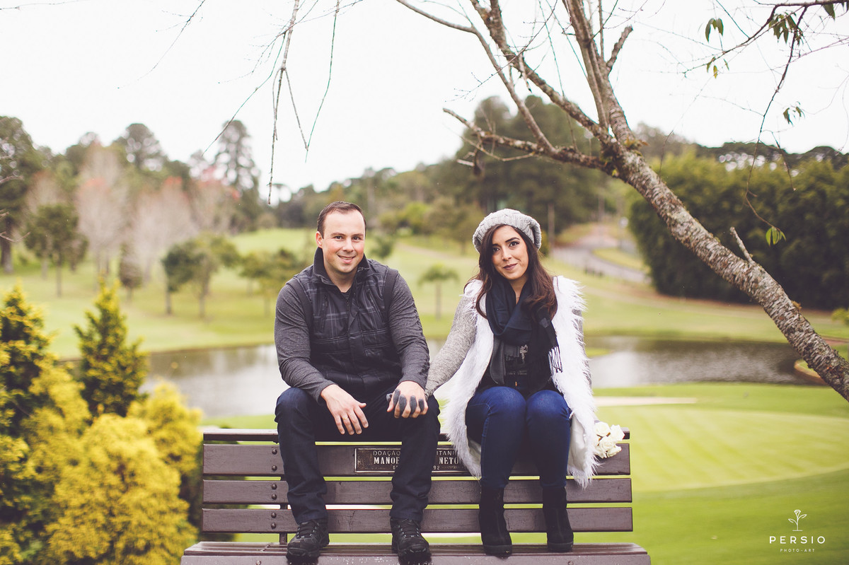 ensaio pre wedding de casal clube curitibanos sede golfe em curitiba parana por raphaela persio fotografa de casamentos e ensaios casal apaixonado sentado no banquinho