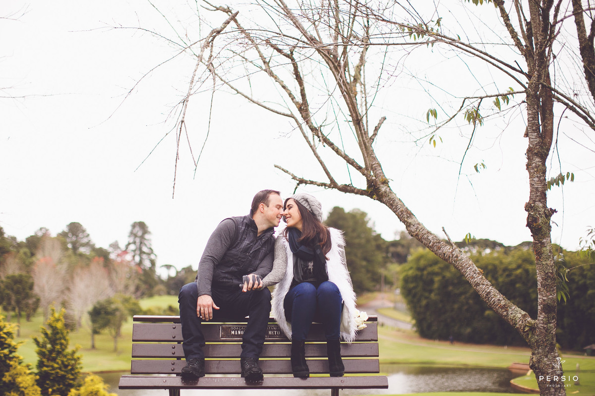 ensaio pre wedding de casal clube curitibanos sede golfe em curitiba parana por raphaela persio fotografa de casamentos e ensaios casal apaixonado sentado no banco se beijando