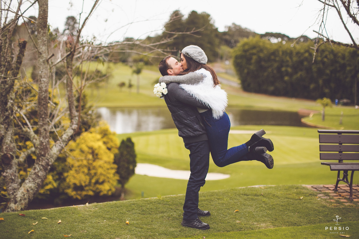 ensaio pre wedding de casal clube curitibanos sede golfe em curitiba parana por raphaela persio fotografa de casamentos e ensaios casal apaixonado girando a noiva