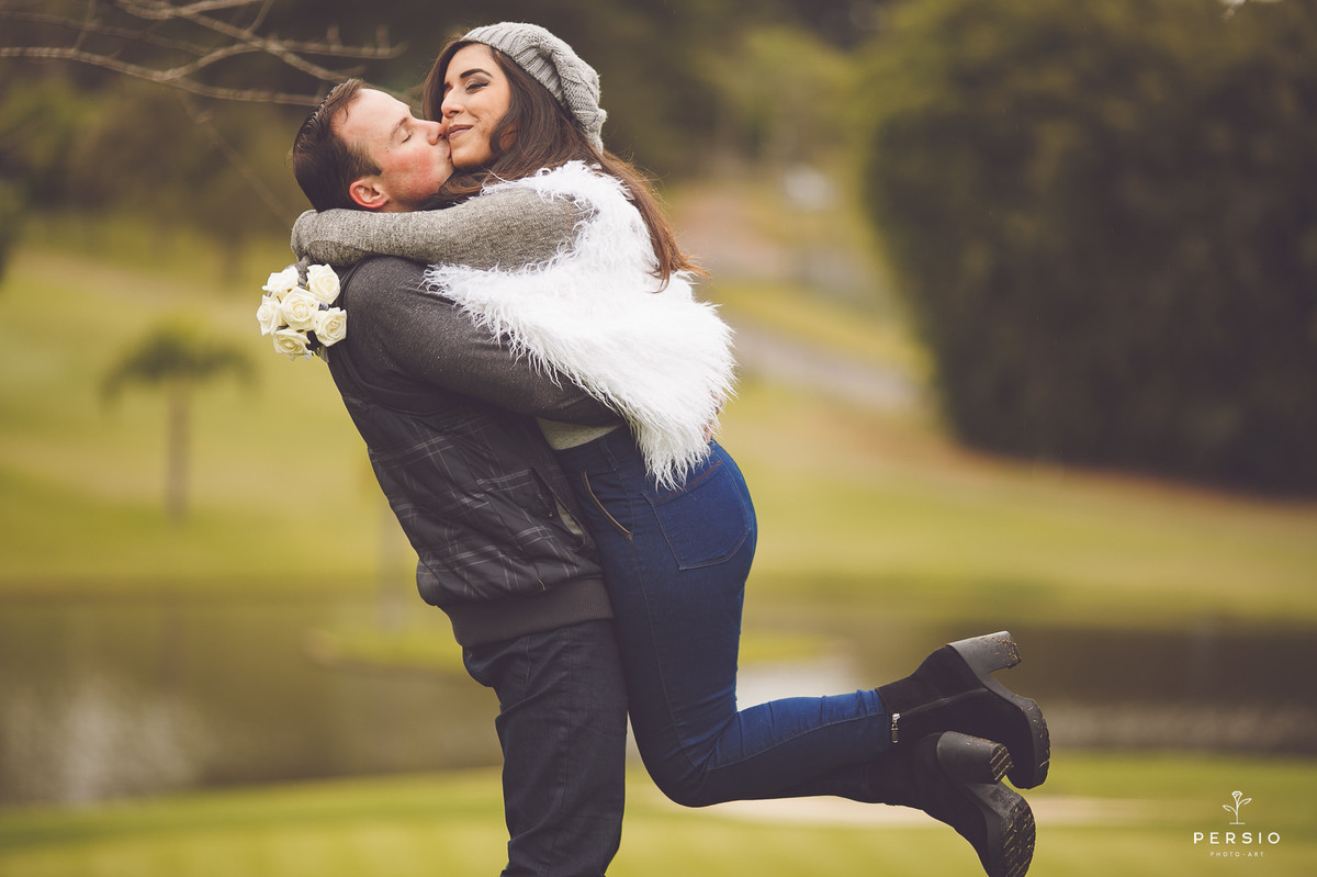 ensaio pre wedding de casal clube curitibanos sede golfe em curitiba parana por raphaela persio fotografa de casamentos e ensaios casal apaixonado girando a noiva e beijando