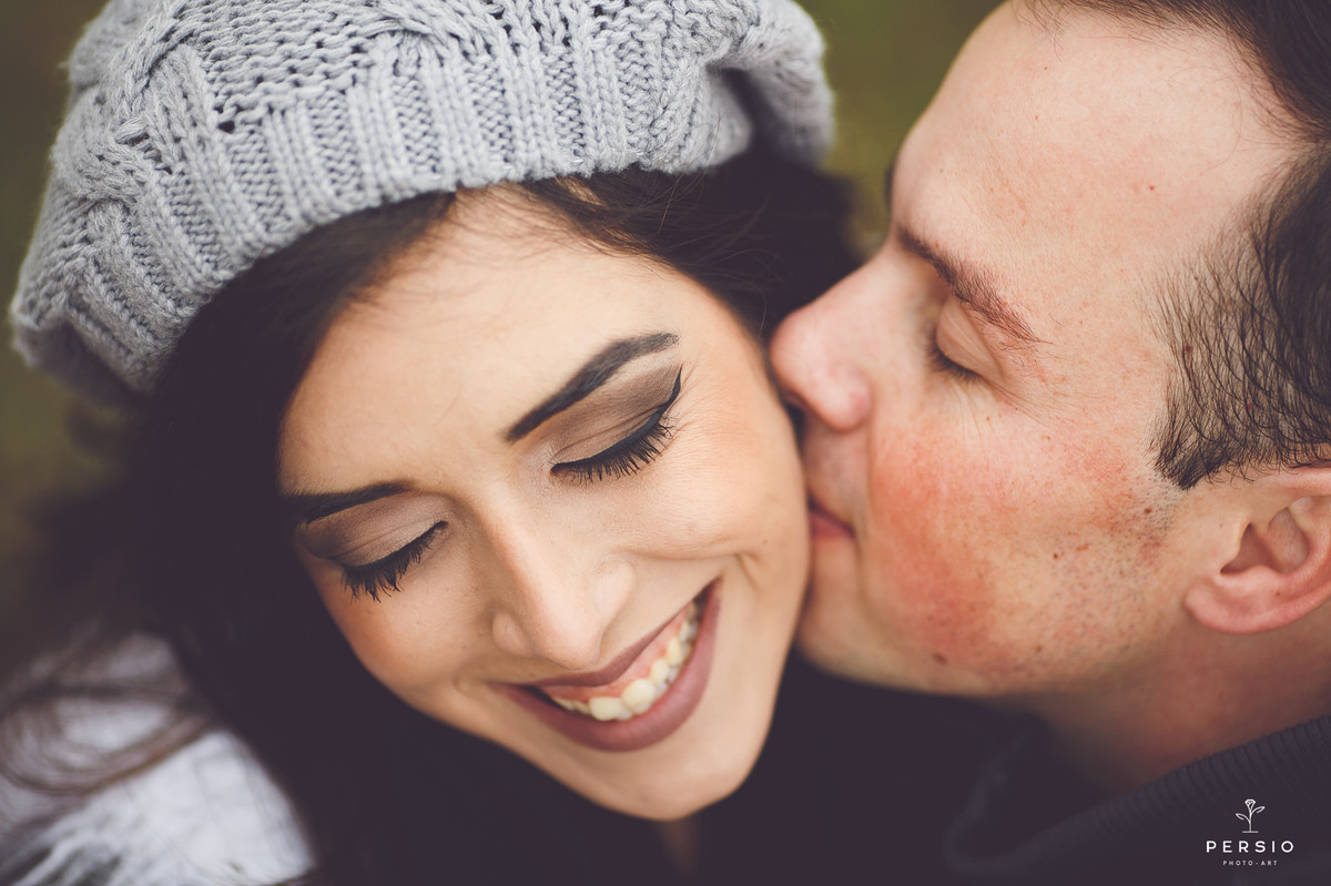 ensaio pre wedding de casal clube curitibanos sede golfe em curitiba parana por raphaela persio fotografa de casamentos e ensaios casal apaixonado fazendo um carinho