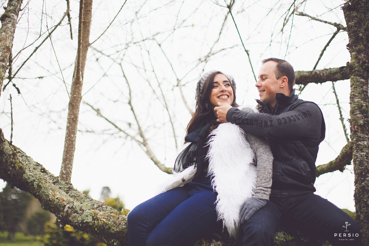 ensaio pre wedding de casal clube curitibanos sede golfe em curitiba parana por raphaela persio fotografa de casamentos e ensaios casal apaixonado na arvore