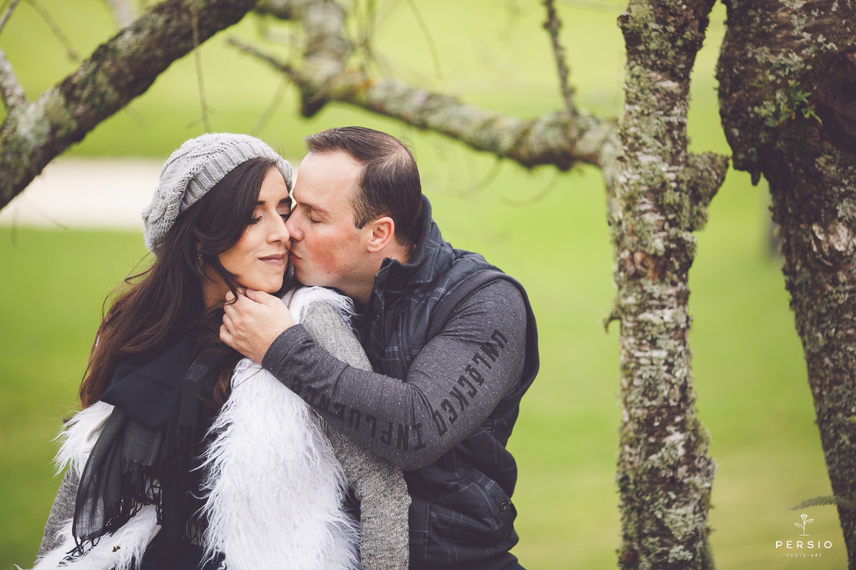 ensaio pre wedding de casal clube curitibanos sede golfe em curitiba parana por raphaela persio fotografa de casamentos e ensaios casal apaixonado dando um beijo no rosto