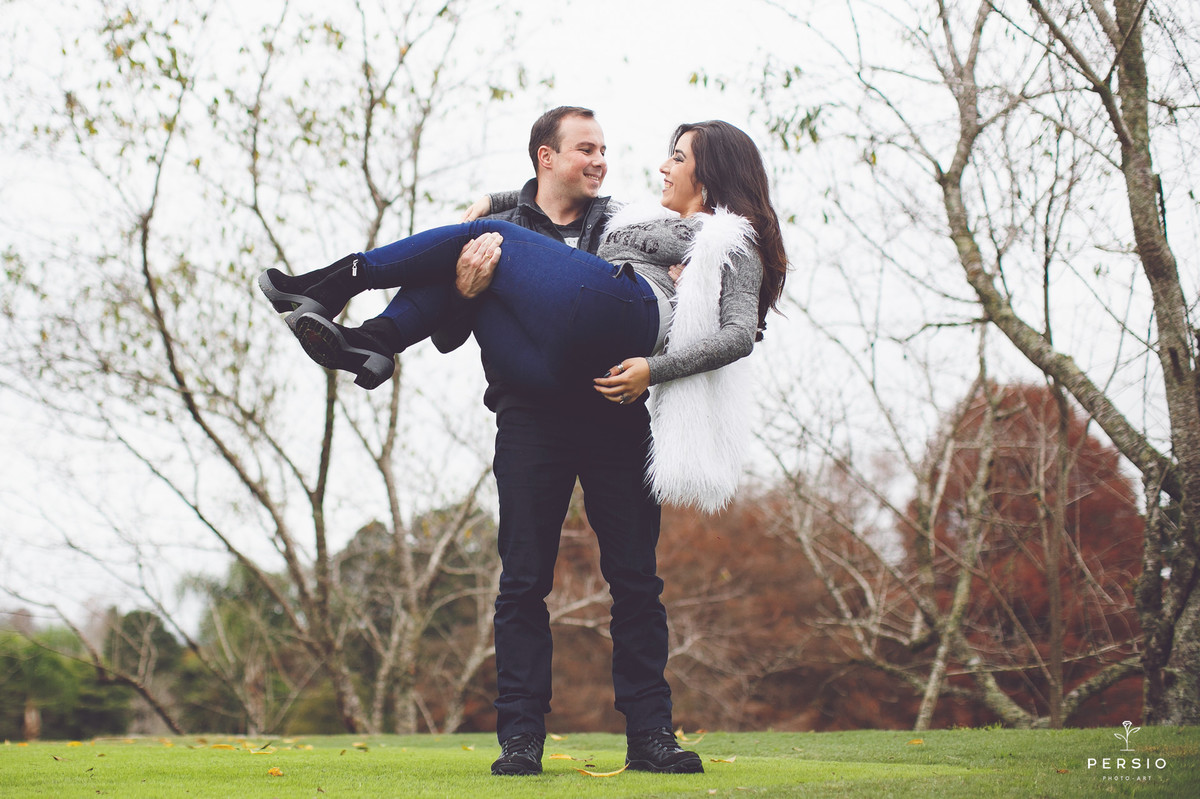 ensaio pre wedding de casal clube curitibanos sede golfe em curitiba parana por raphaela persio fotografa de casamentos e ensaios casal apaixonado noivo pegando a noiva no colo