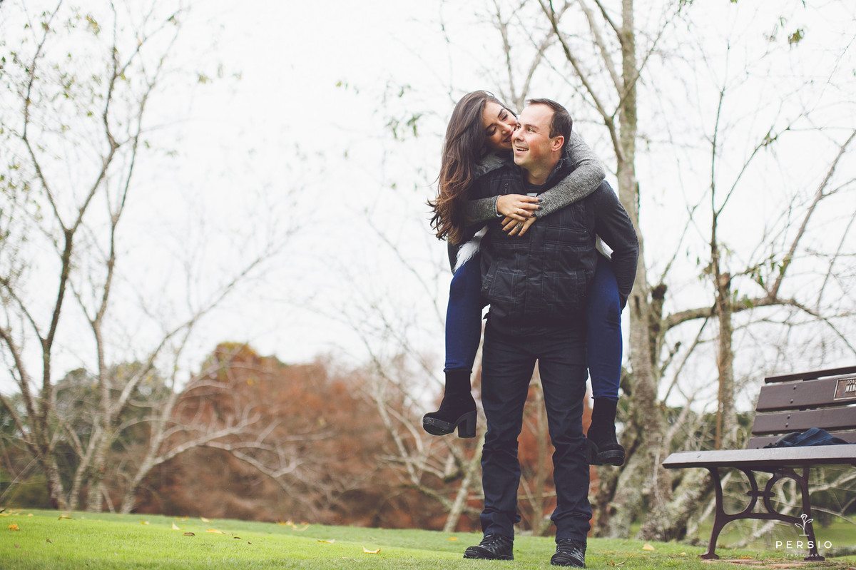 ensaio pre wedding de casal clube curitibanos sede golfe em curitiba parana por raphaela persio fotografa de casamentos e ensaios casal apaixonado com a noiva nas costas
