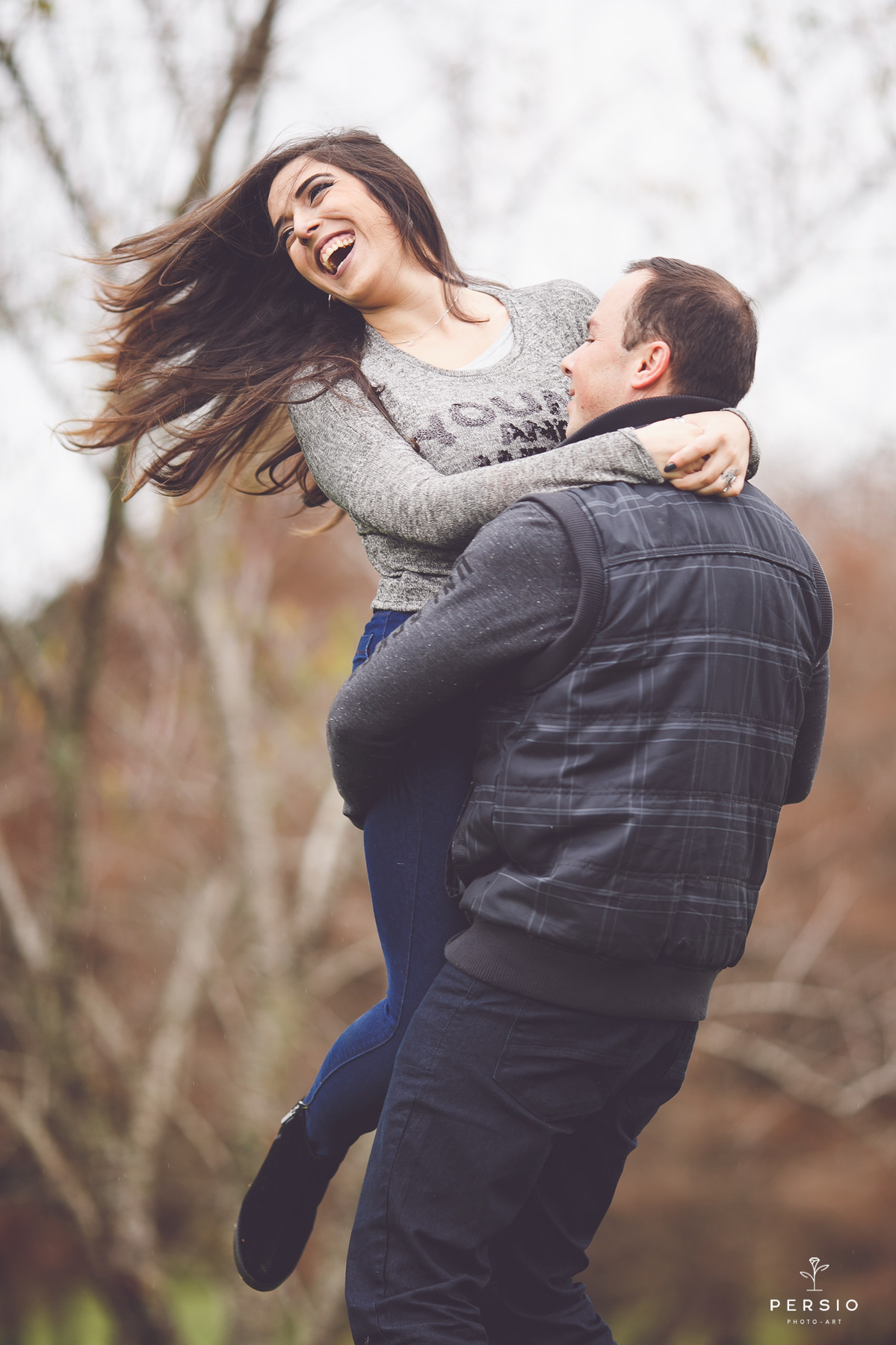ensaio pre wedding de casal clube curitibanos sede golfe em curitiba parana por raphaela persio fotografa de casamentos e ensaios casal apaixonado com a noiva no colo e muita diversão