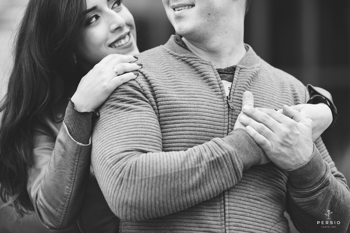 ensaio pre wedding de casal clube curitibanos sede golfe em curitiba parana por raphaela persio fotografa de casamentos e ensaios casal apaixonado foto em preto e branco