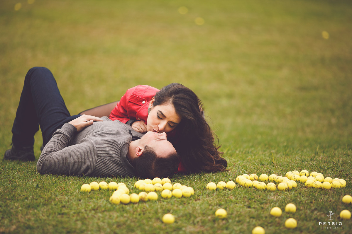 ensaio pre wedding de casal clube curitibanos sede golfe em curitiba parana por raphaela persio fotografa de casamentos e ensaios casal apaixonado dando um beijo