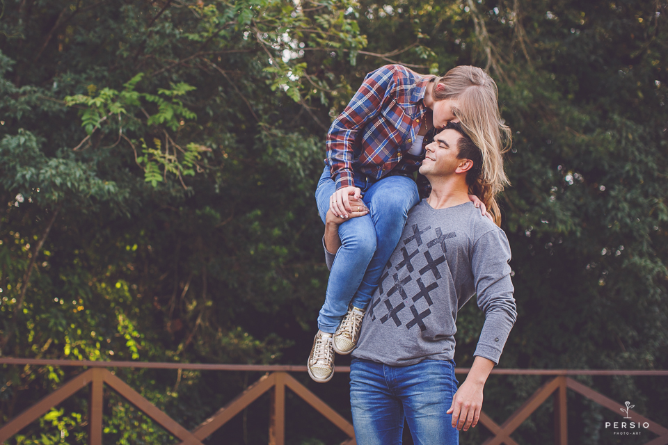 ensaio pre wedding de casal no memorial ucraniano em curitiba parana por raphaela persio fotografa de casamentos e ensaios de casal