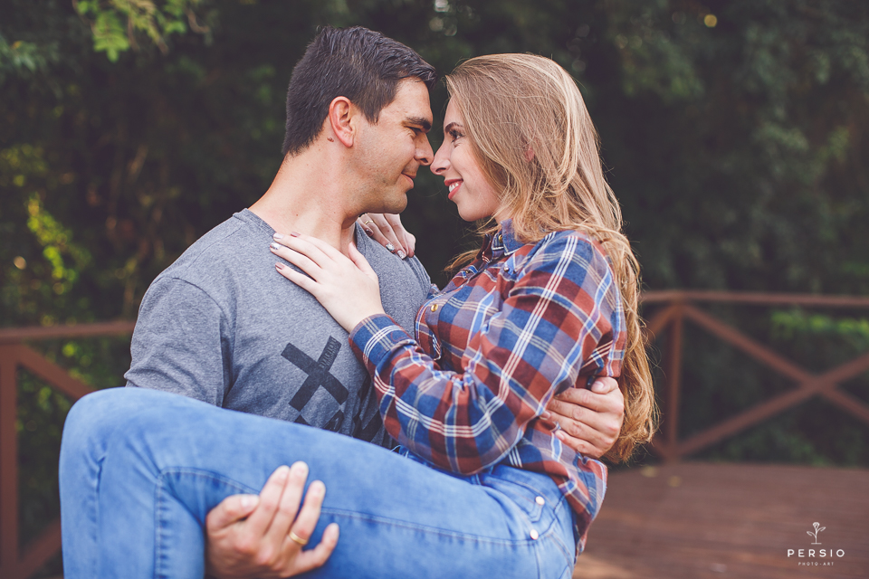 ensaio pre wedding de casal no memorial ucraniano em curitiba parana por raphaela persio fotografa de casamentos e ensaios de casal