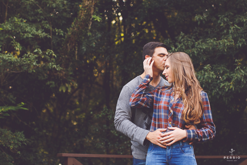 ensaio pre wedding de casal no memorial ucraniano em curitiba parana por raphaela persio fotografa de casamentos e ensaios