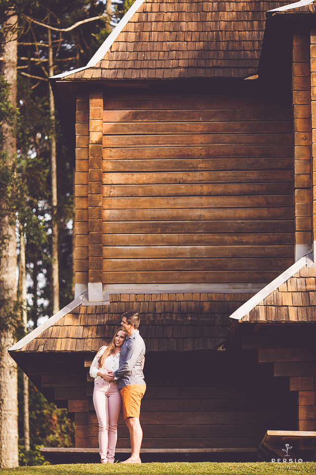 ensaio pre wedding de casal no memorial ucraniano em curitiba parana por raphaela persio fotografa de casamentos e ensaios de casal