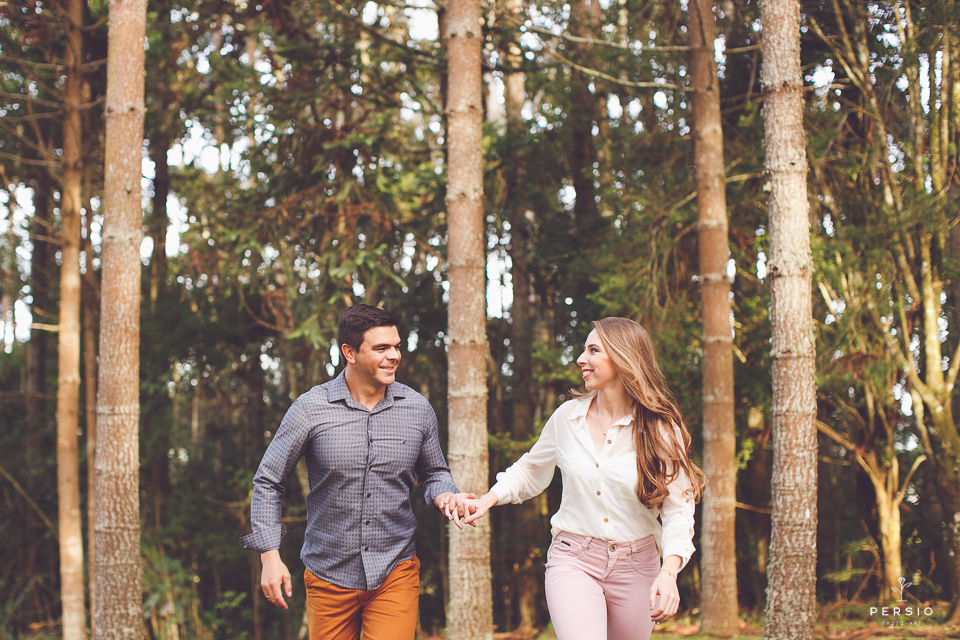 ensaio pre wedding de casal no memorial ucraniano em curitiba parana por raphaela persio fotografa de casamentos e ensaios de casal
