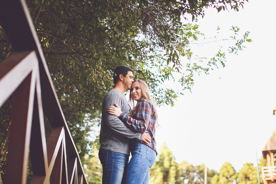 ensaio pre wedding de casal no memorial ucraniano em curitiba parana por raphaela persio fotografa de casamentos e eventos em geral