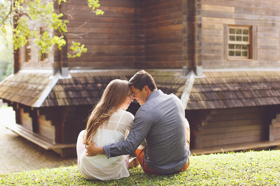 ensaio pre wedding de casal no memorial ucraniano em curitiba parana por raphaela persio fotografa de casamentos e ensaios de casal