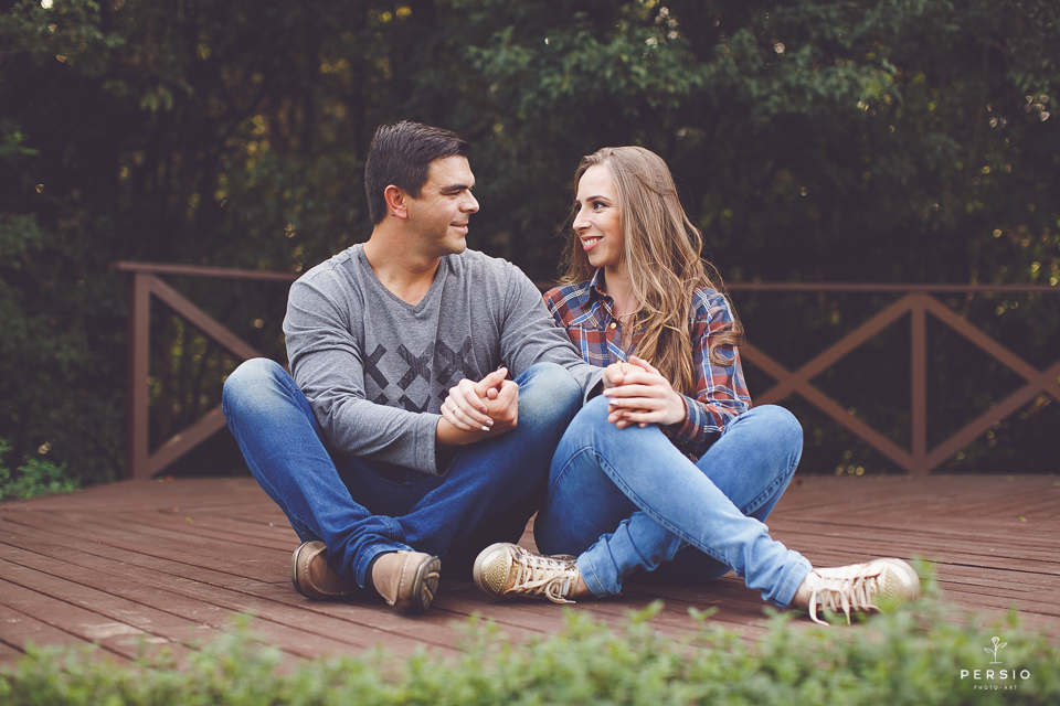 ensaio pre wedding de casal no memorial ucraniano em curitiba parana por raphaela persio fotografa de casamentos e ensaios de casal