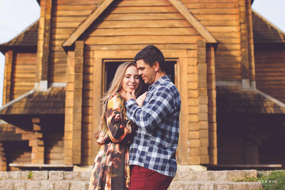 ensaio pre wedding de casal no memorial ucraniano em curitiba parana por raphaela persio fotografa de casamentos e ensaios de casal