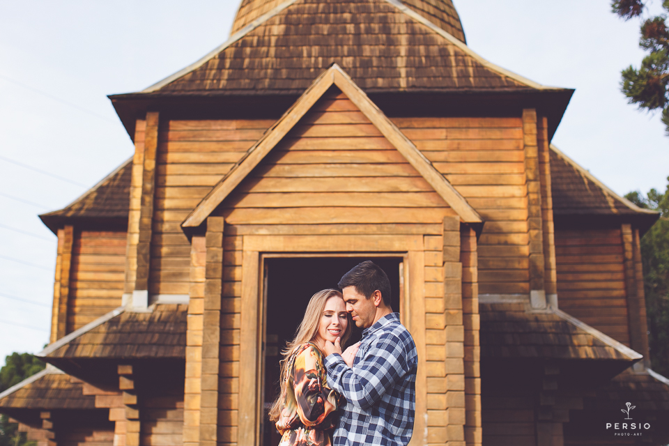 ensaio pre wedding de casal no memorial ucraniano em curitiba parana por raphaela persio fotografa de casamentos e ensaios de casal