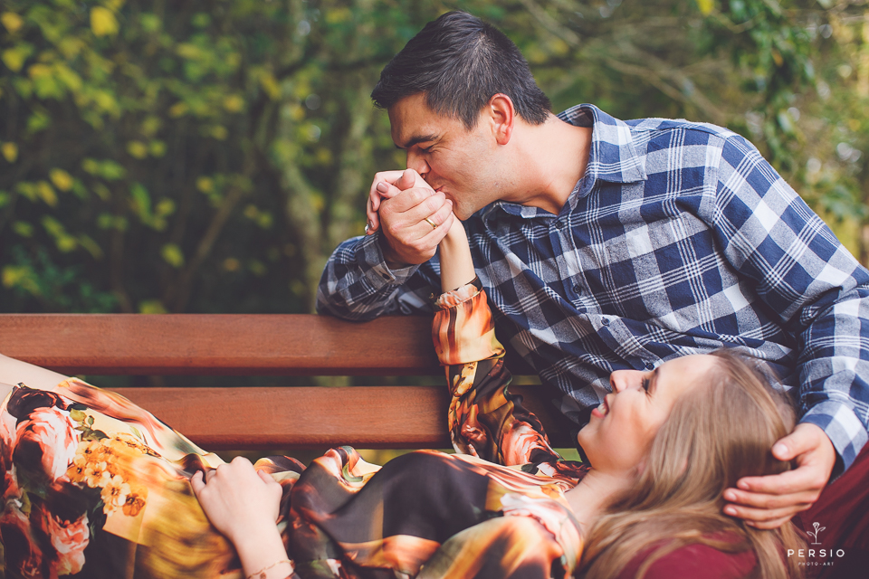 ensaio pre wedding de casal no memorial ucraniano em curitiba parana por raphaela persio fotografa de casamentos e ensaios de casal