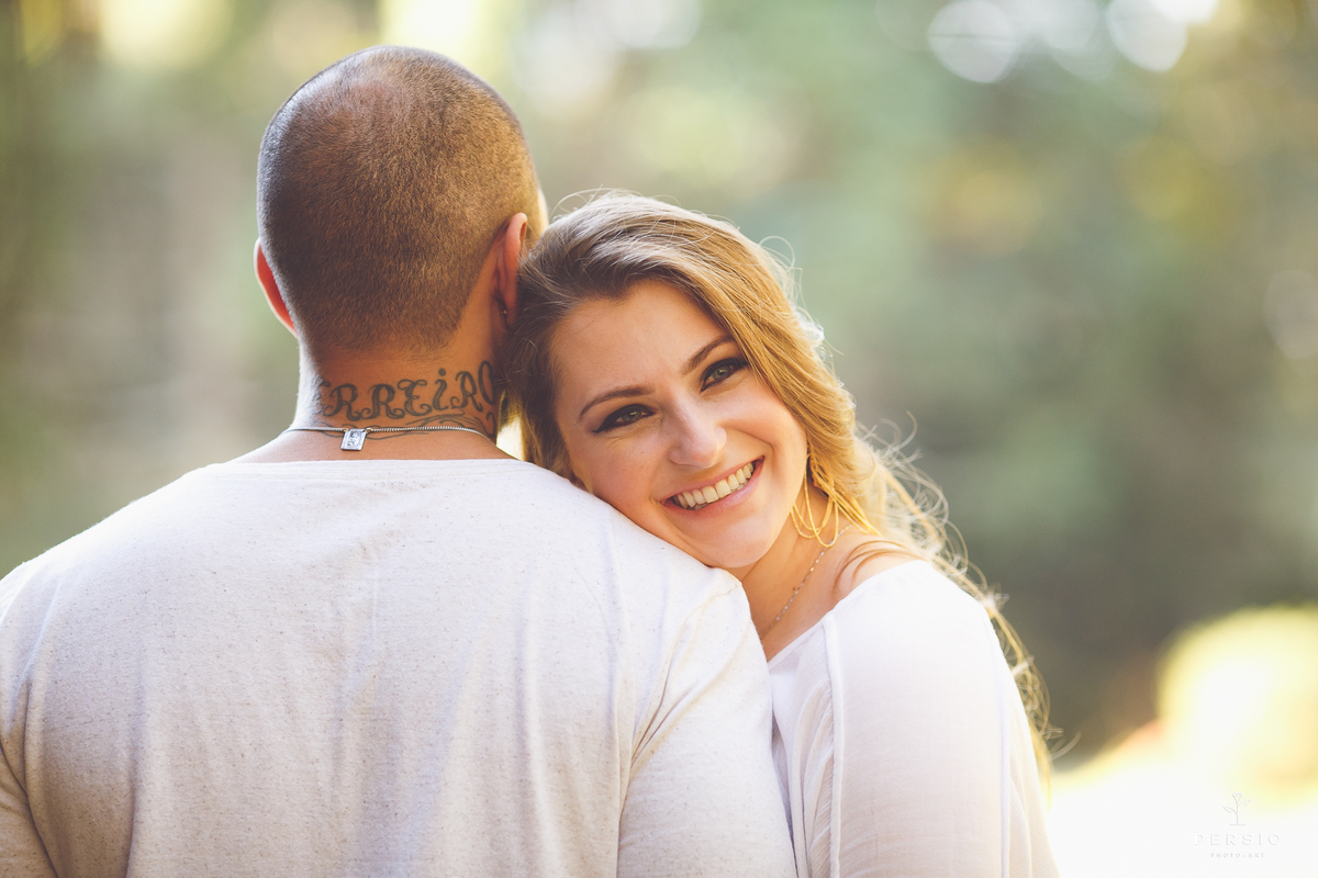 noiva deitada sobre o ombro do noivo sorrindo bastante fotos feitas por Raphaela Persio Photo Art