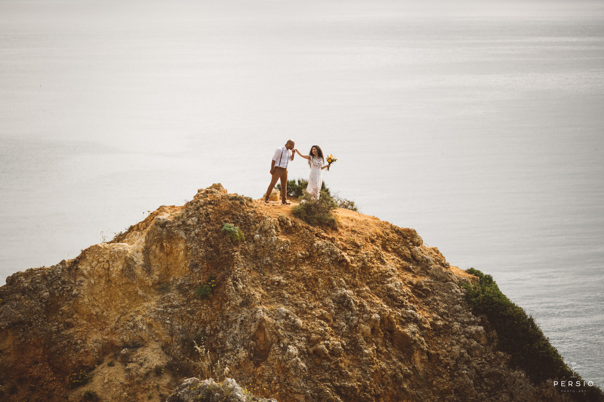 Noivo beijando a mão da noiva ensaio fotográfico de casal