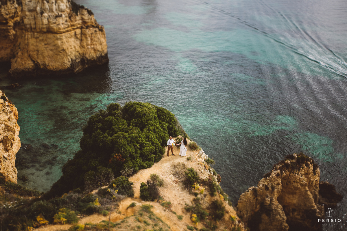 fotografia de casal com drone lagos portugal