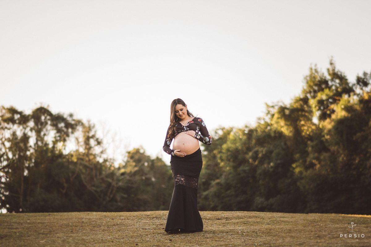 gestante com as mão na barriga no ensaio fotografico em curitiba