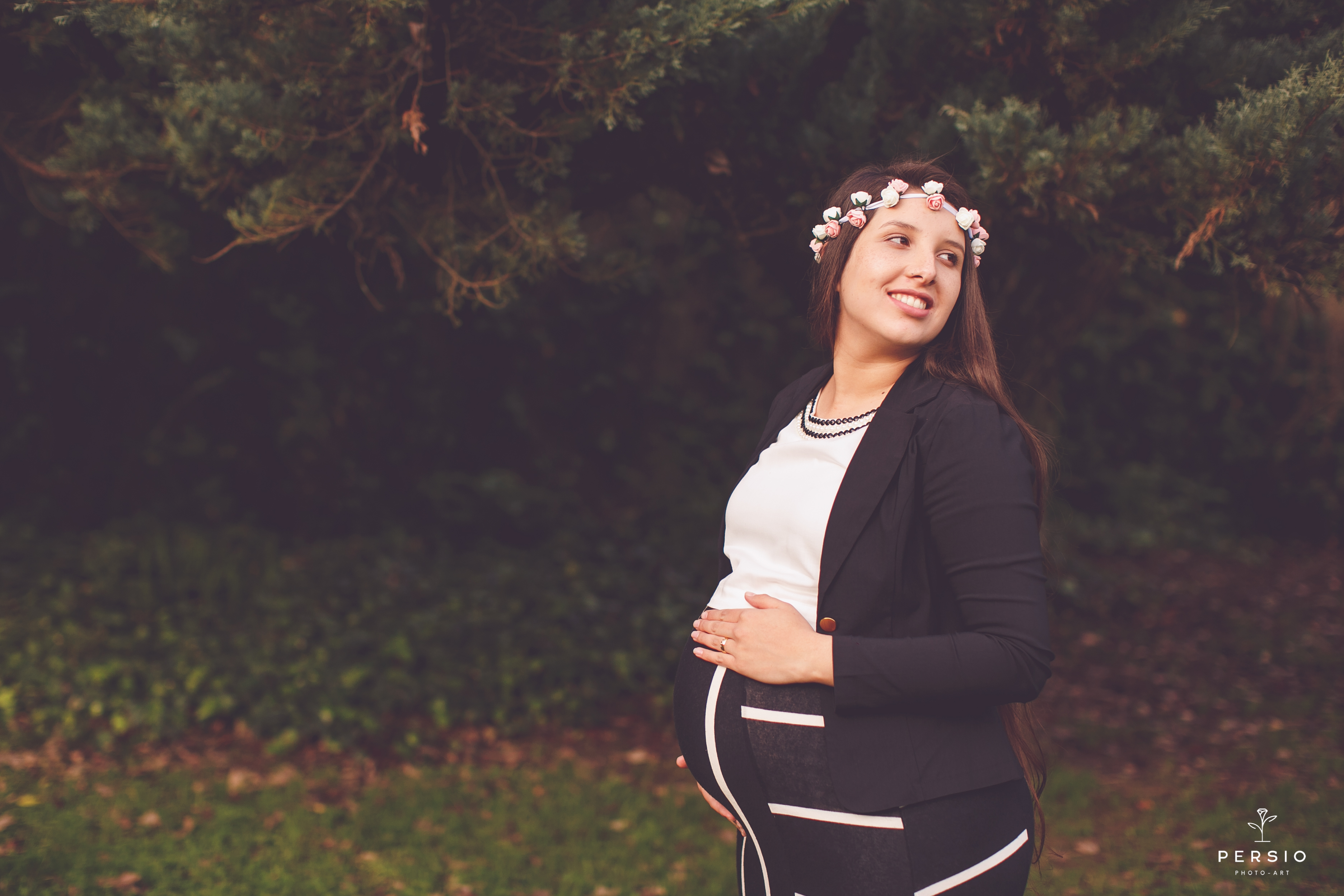fotos de gravida gestante no parque tangua em curitiba com um por do sol ensaio feito por persio photo art gestante usando coroa de flores