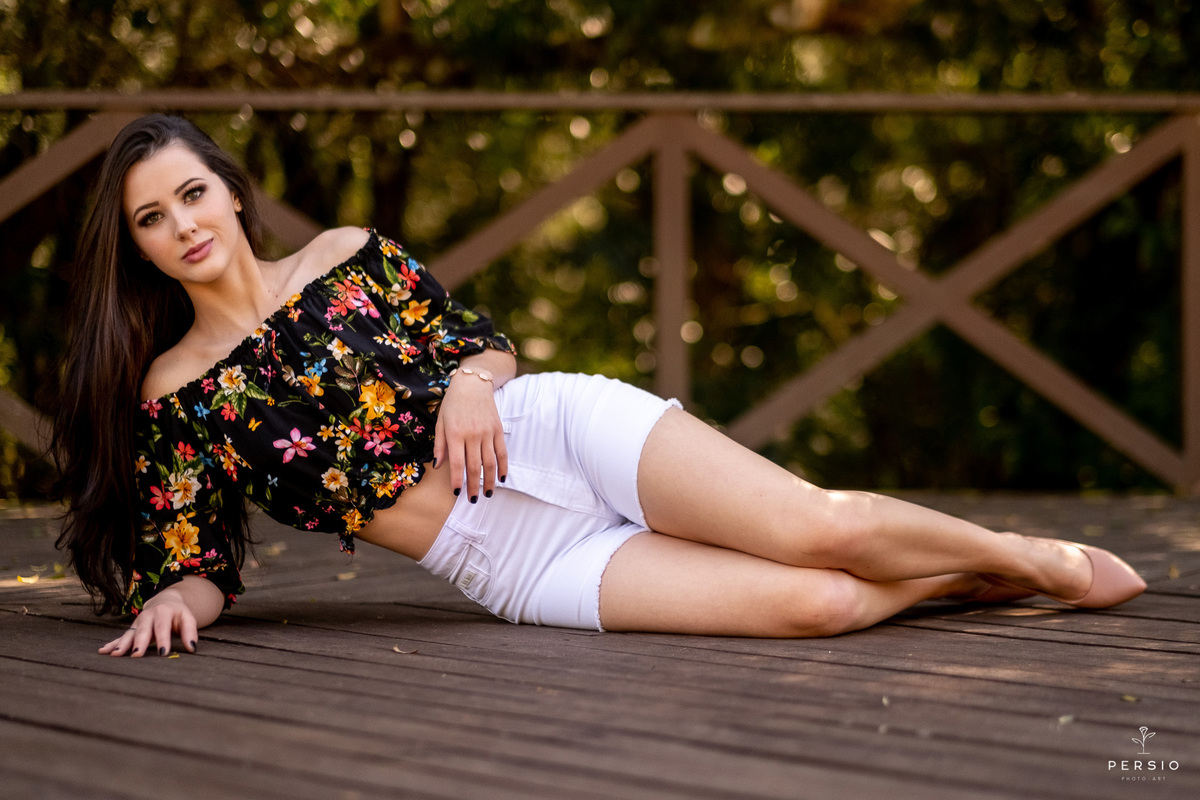 modelo deitada no deck de madeira no memorial ucraniano do parque tingui